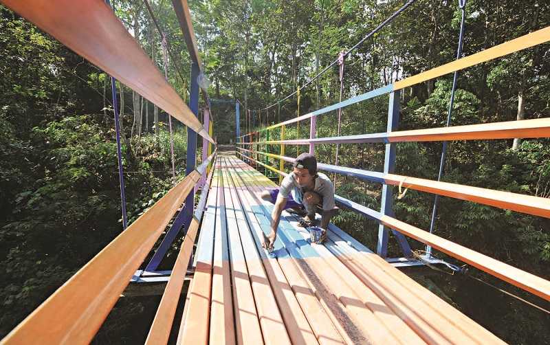 MENGECAT JEMBATAN GANTUNG