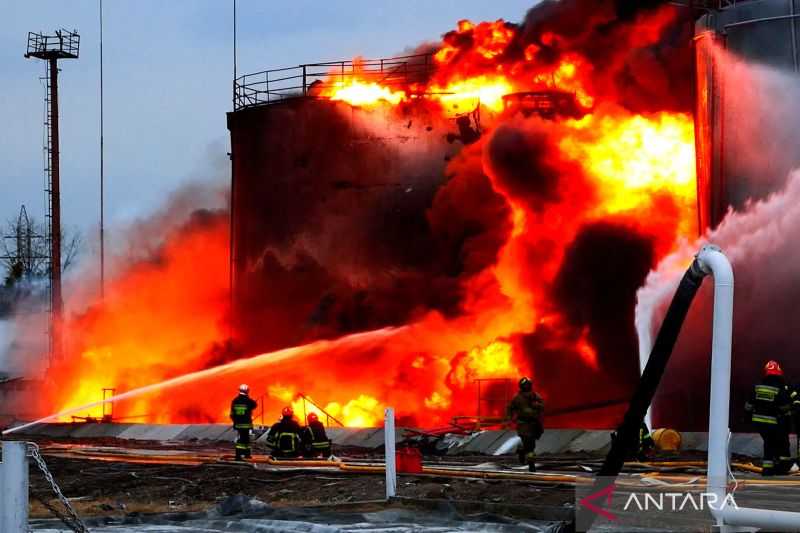 Mengejutkan! Tiba-tiba Fasilitas Penyimpanan Bahan Bakar di Rusia Terbakar, Siapa Pelakunya?