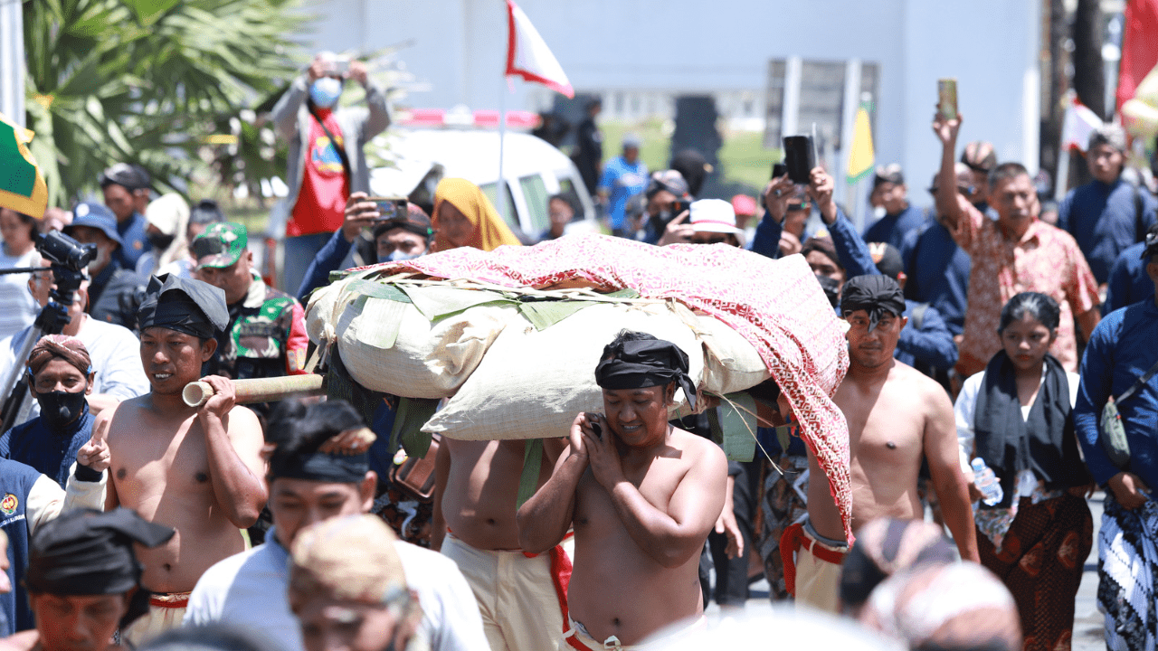 Mengenal Labuhan Alit Kraton Jogja di Pantai Parangkusumo, Ada Ubarambe Unik dan 12 Cantrik