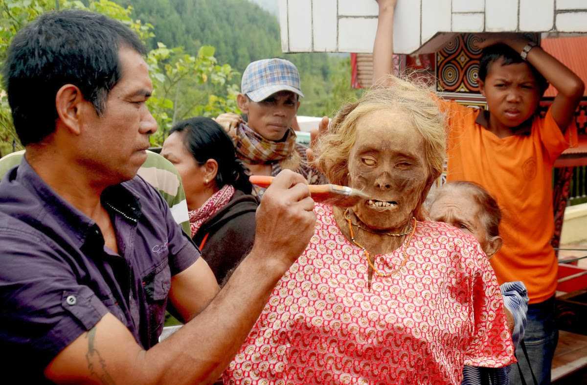 Mengenal Ma'Nene, Upacara Mayat Berjalan Tradisi Adat Asal Tana Toraja yang Mendunia