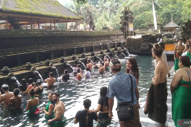 Mengenal Melukat, ritual pembersihan diri dan memuliakan air di Bali