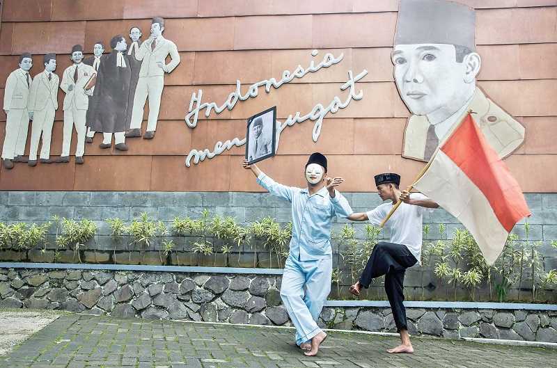 MENGENANG BUNG KARNO DENGAN MENARI