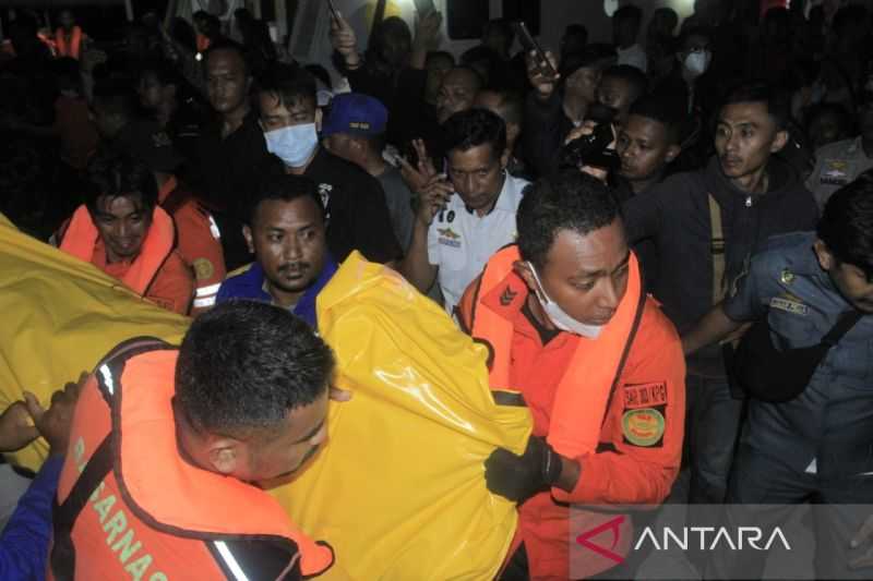 Mengenaskan Musibah Ini, Tim SAR Evakuasi 320 Penumpang Kapal Terbakar di Perairan Pulau Timor