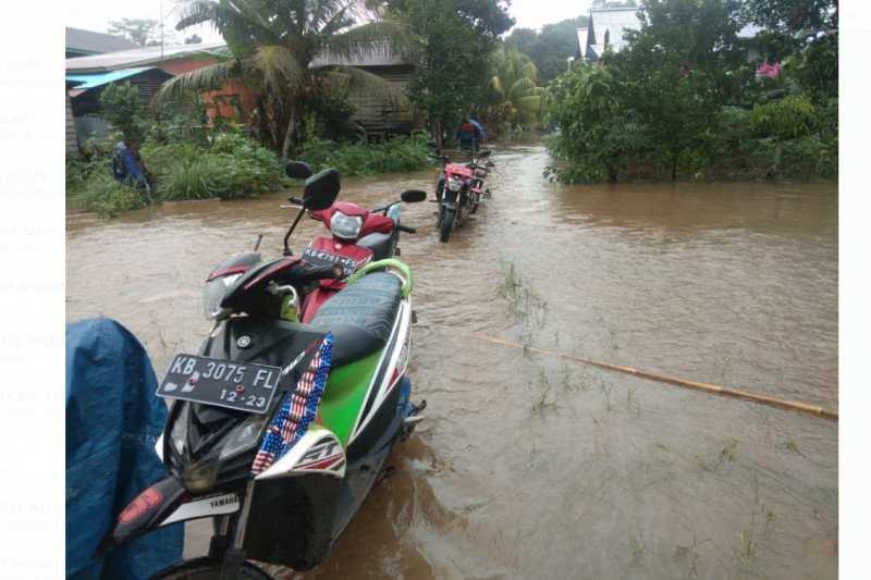 Mengenaskan, Warga Ini Jatuh dan Meninggal Saat Coba Bantu Orang Melewati Banjir di Jalan Nasional Kalis-Putussibau