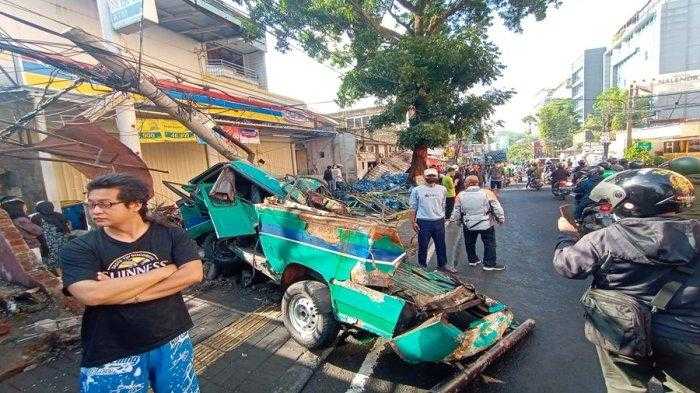 Mengerikan! Truk Pembawa Galon Tabrak Angkot di Cihampelas Bandung, Satu Orang Tewas