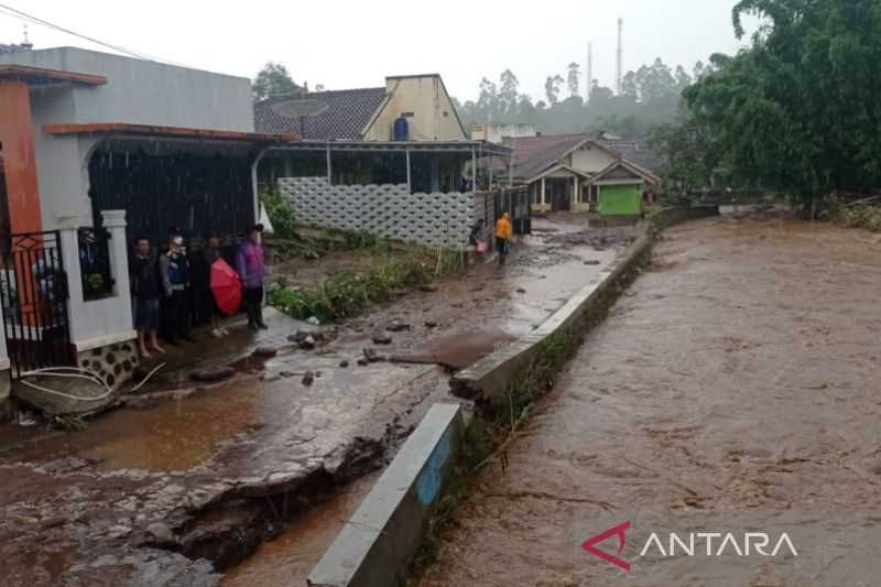 Mengerikan! Usai Hujan Deras, Datang Banjir Bandang Merusak Jembatan dan Rumah Warga di Garut