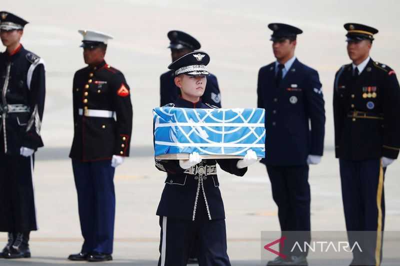 Mengharukan, Presiden Korsel Beri Hormat Tentara Gugur di Pemakaman PBB di Busan