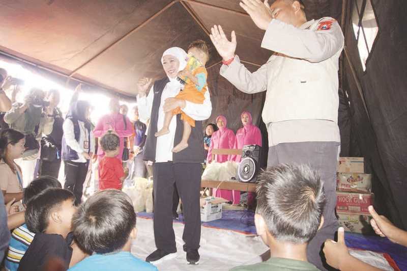 MENGHIBUR ANAK DI TENDA PENGUNGSIAN KORBAN LAHAR SEMERU