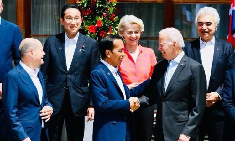 Mengintip Momen Akrab Presiden RI Jokowi dan Presiden AS Joe Biden saat Foto Bareng di KTT G7