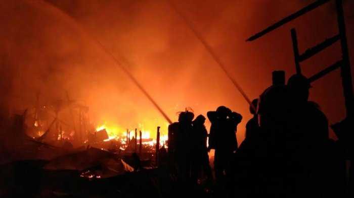 Mengkhawatirkan! 25 Damkar Dikerahkan, Kebakaran Terjadi di Permukiman Padat Tambora Jakbar