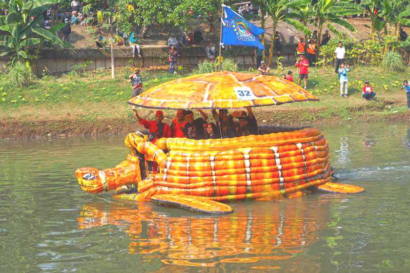 Mengubah Sampah Menjadi Perahu Indah