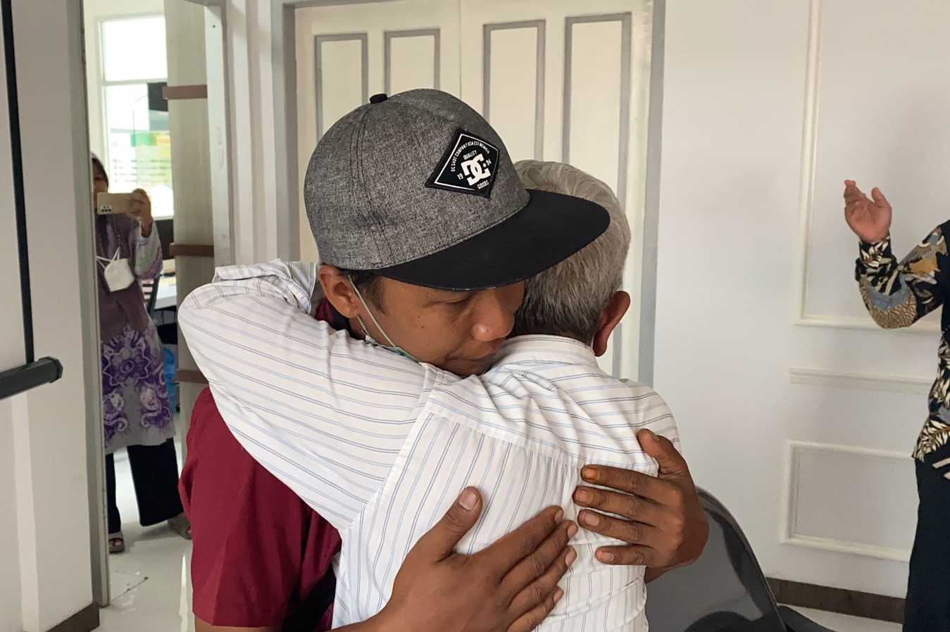 Menguras Air Mata! Kemensos Pertemukan Lansia 72 Tahun dengan Sang Anak Setelah Terpisah 22 Tahun Akibat Konflik Aceh Ini