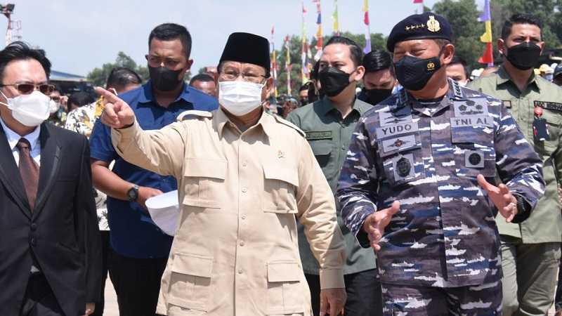 Menhan Prabowo Serahkan Dua Kapal Perang Angkut Tank pada TNI AL, Untuk Apa?