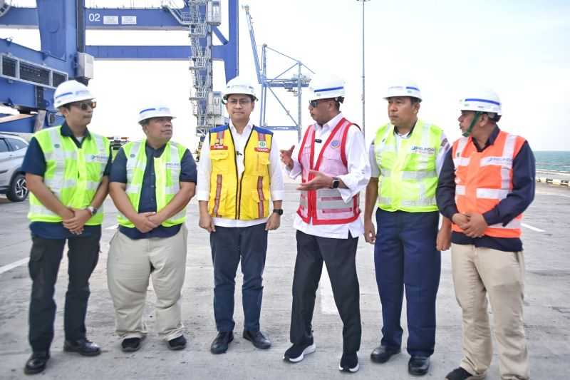 Menhub Minta Tingkatkan Kinerja Pelabuhan Kuala Tanjung Sambut Tol Baru