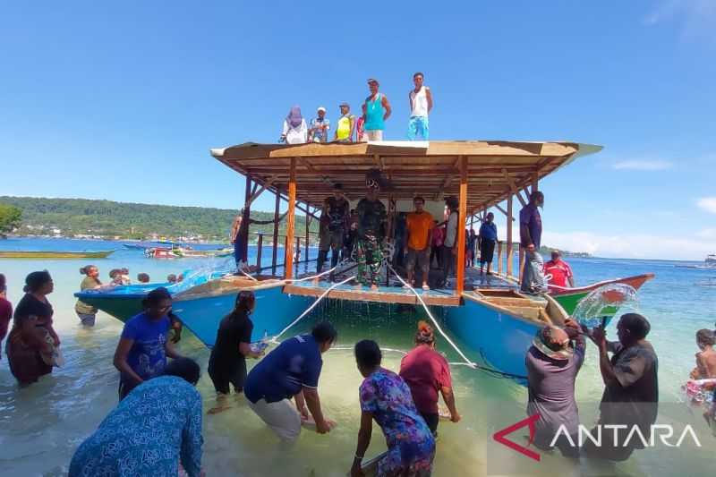 Menikmati Sensasi Cafe Apung Perahu Tradisional di Manokwari