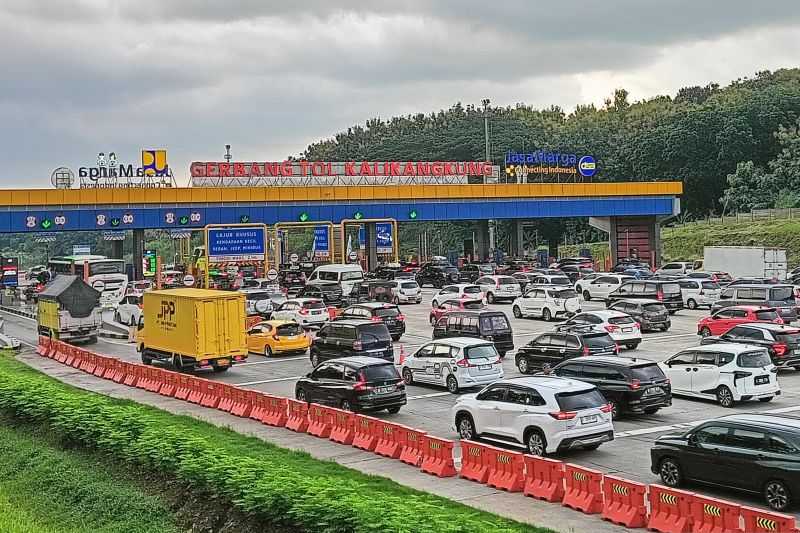 Meningkat, Arus Kendaraan di Gerbang Tol Kalikangkung Semarang Padat
