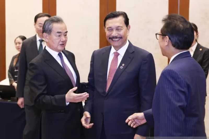 Menko Luhut Bertemu Menlu Wang Yi Bahas Stabilitas Indonesia-Tiongkok