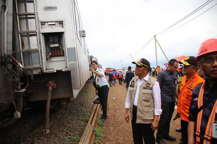 Menko PMK Tinjau Lokasi Tabrakan KA Turangga dan KA Bandung Raya