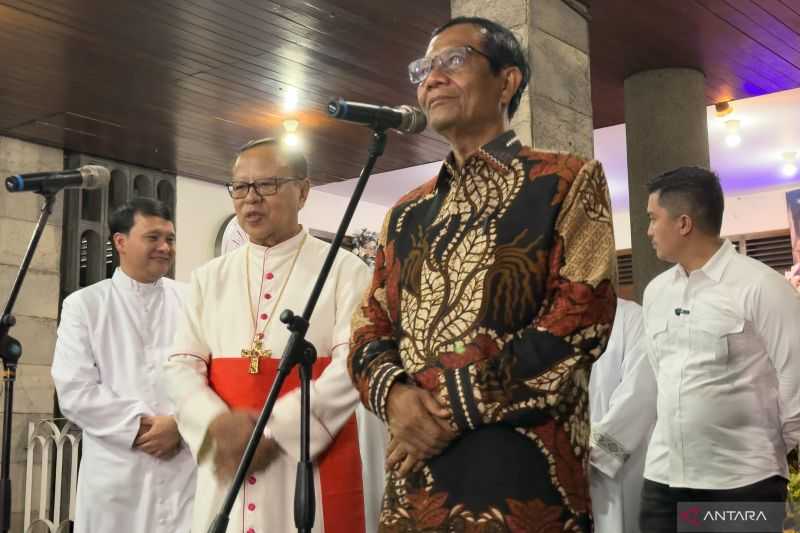 Menko Polhukam Mahfud Kunjungi Gereja Katedral Jakarta pada Malam Natal