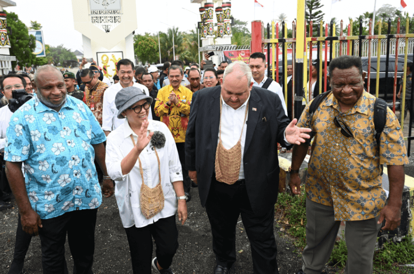 Menlu RI-PNG Kunjungi SD di Perbatasan Wutung yang Direnovasi oleh Pemerintah RI