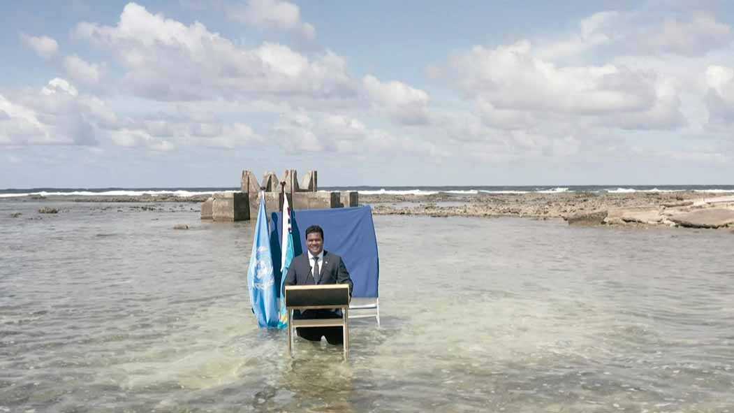 Menlu Tuvalu Rekam Pidato Iklim Sambil Berdiri di Tepi Laut