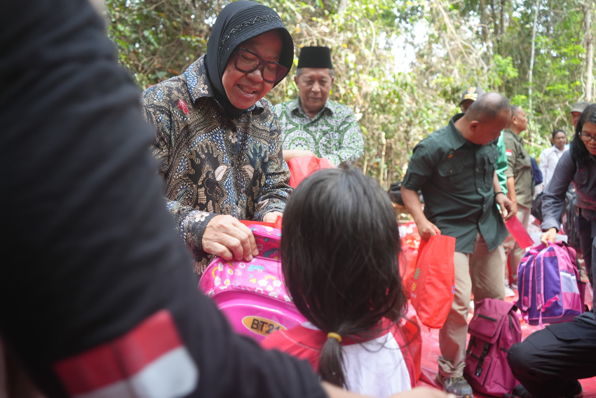 Mensos Risma Apresiasi Guru yang Sukarela Mengajar Suku Anak Dalam