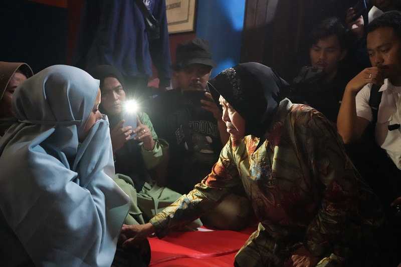 Mensos Risma Malam-malam Tinjau Korban Bencana di Bandung Barat
