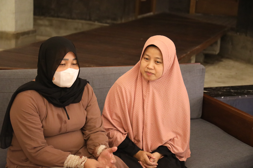 Mensos Risma Temui dan Bantu Korban Rudapaksa Ayah Tiri di Makassar