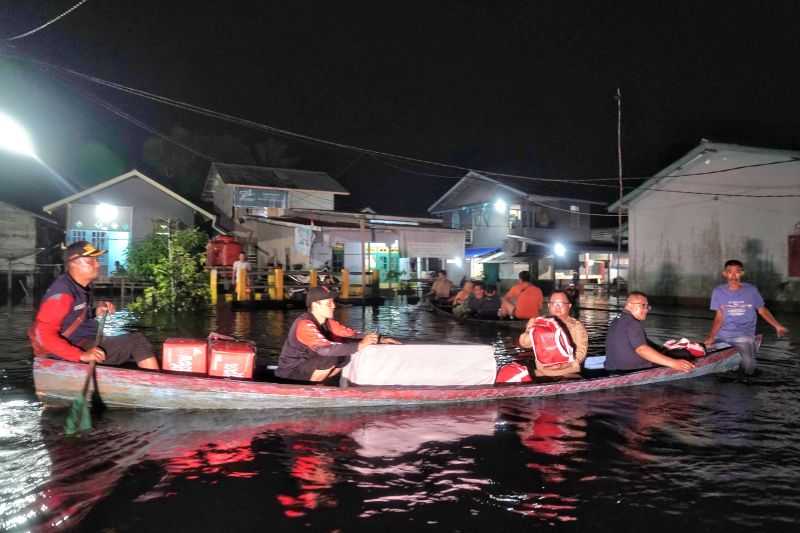 Mensos Salurkan Bantuan untuk Korban Banjir di Sanggau