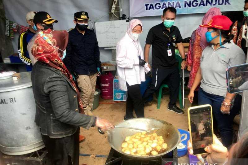 Mensos Serahkan Bantuan ke Nunukan