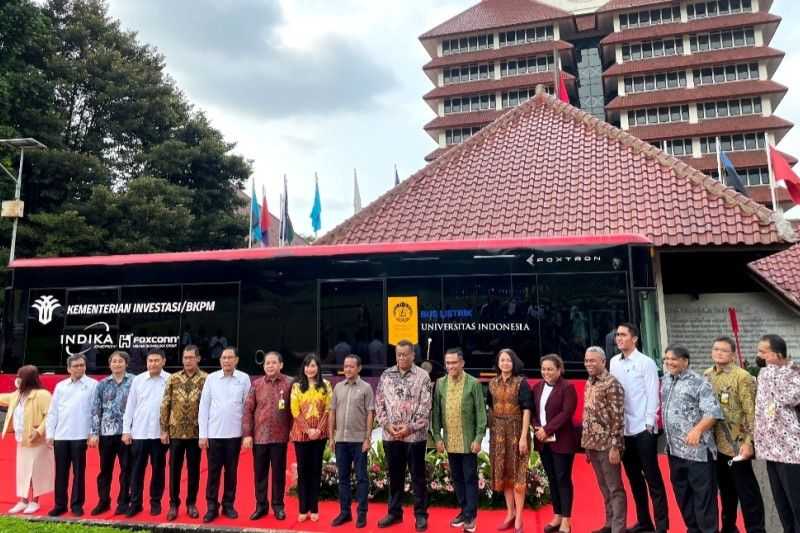 Menteri Bahlil Lahadalia Serahkan Bus Listrik ke Universitas Indonesia