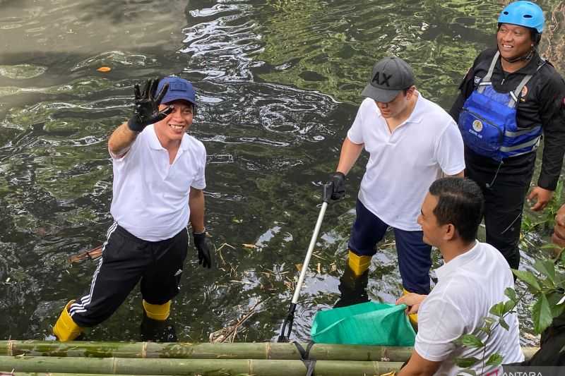 Menteri LH Ikut Bersihkan Kali Cipinang, Pastikan Gerak Cepat Atasi Sungai Tercemar