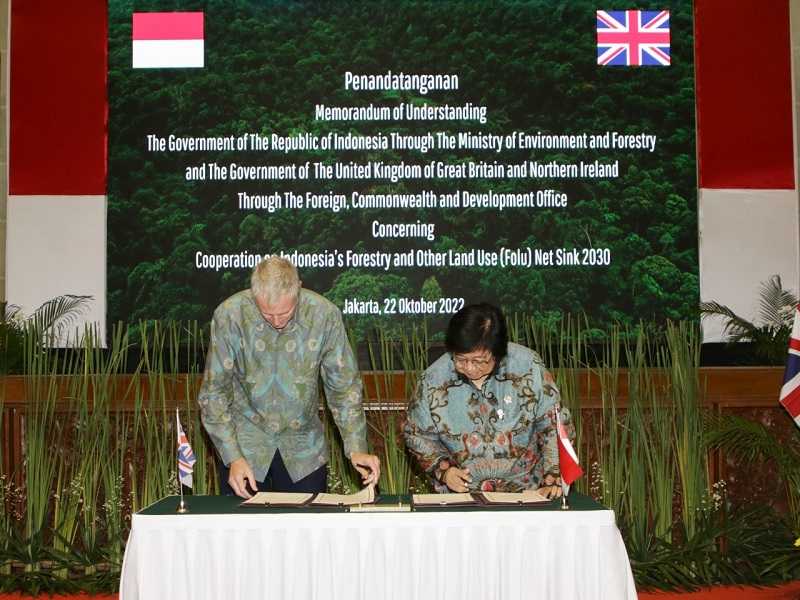 Menteri LHK RI dan Menteri Lingkungan Inggris Tandatangani MoU Capai Target Indonesia's FOLU Net Sink 2030