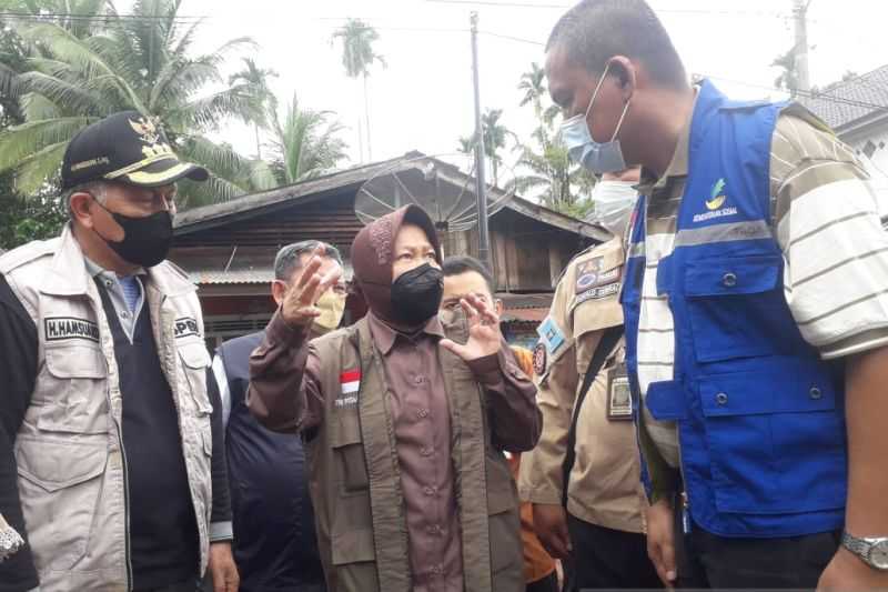 Menteri Sosial Tri Rismaharini Kunjungi Korban Gempa Sumbar. Cek Kerusakan, Beri Santunan dan Bantuan