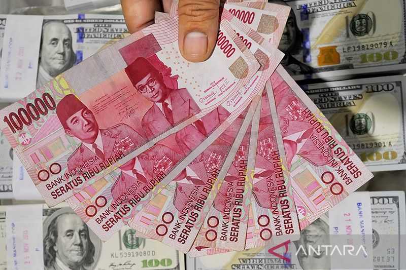 Menunggu Hasil Rapat Bank Indonesia, Rupiah Bergerak Menguat Cenderung Stabil terhadap Dolar AS
