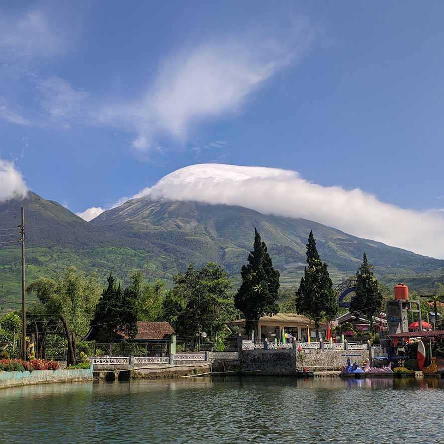 Menyaksikan Gunung Sindoro dan Sumbing Bercermin di Telaga Bedakah