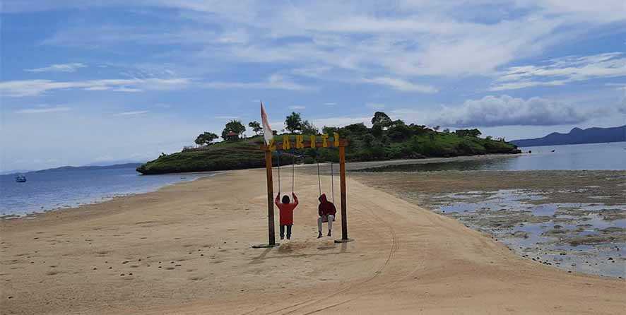 Menyaksikan  'Terbelahnya Lautan'  di Pantai Lariti