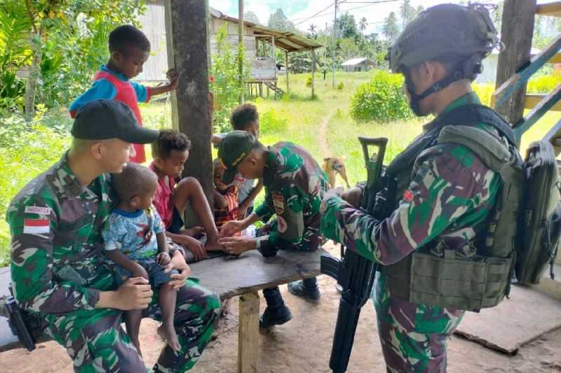 Menyatu dengan Rakyat, Satgas Yonif 131/Braja Sakti Obati Warga Pedalaman di Perbatasan RI-PNG