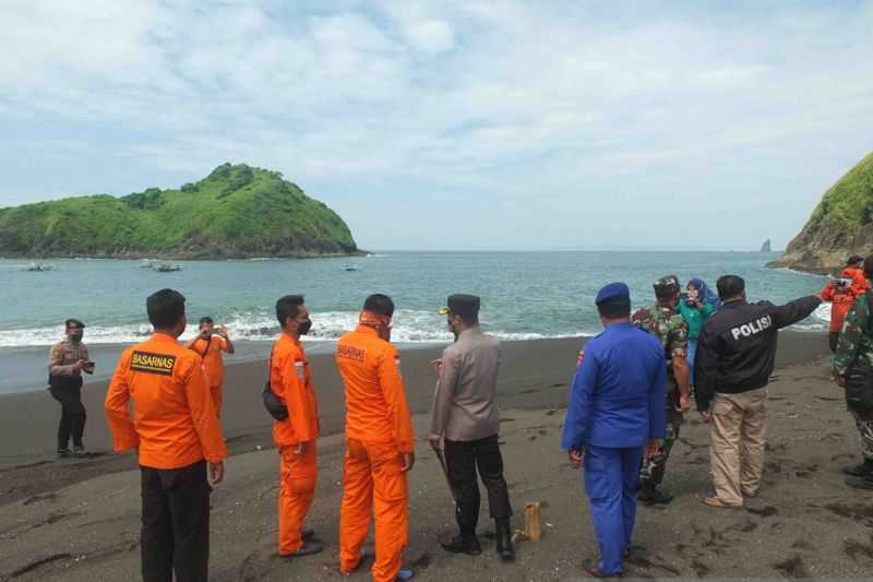 Menyedihkan, 20 Orang Terseret Arus Pantai Payangan Jember Saat Ritual