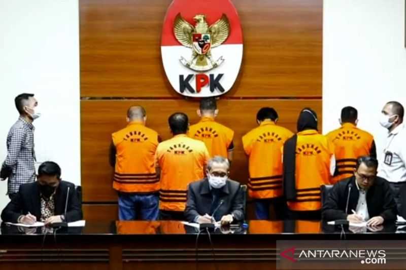 Menyedihkan, Akhirnya KPK Menahan Bupati Penajam Paser Utara