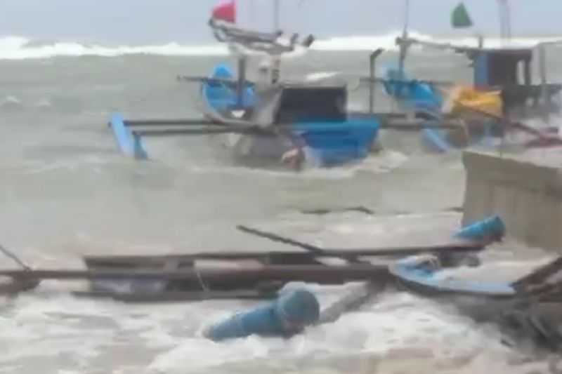 Menyedihkan, Banjir Rob Rusak 100 Perahu Nelayan Pantai Ujunggenteng Sukabumi