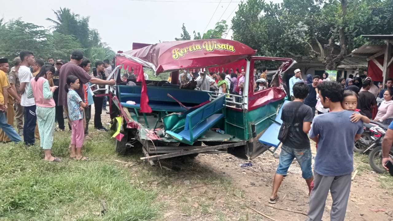 Menyedihkan! Niat Bersenang-senang, 9 Orang Termasuk Ibu dan Anak-anak Tewas dalam Insiden Odong-odong Tertabrak Kereta