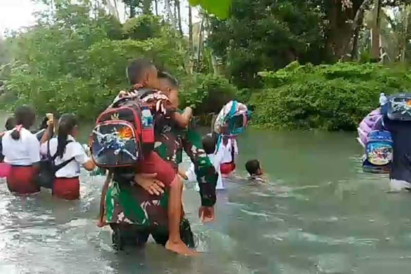 Menyedihkan, Para Siswa di Halmahera Barat Ini Harus Menyeberangi Sungai untuk Pergi ke Sekolah