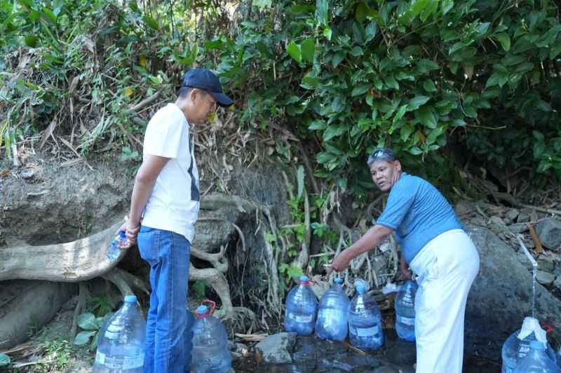 Menyedihkan, Warga Bekasi Cari Air Bersih Hingga ke Kaki Gunung Karawang