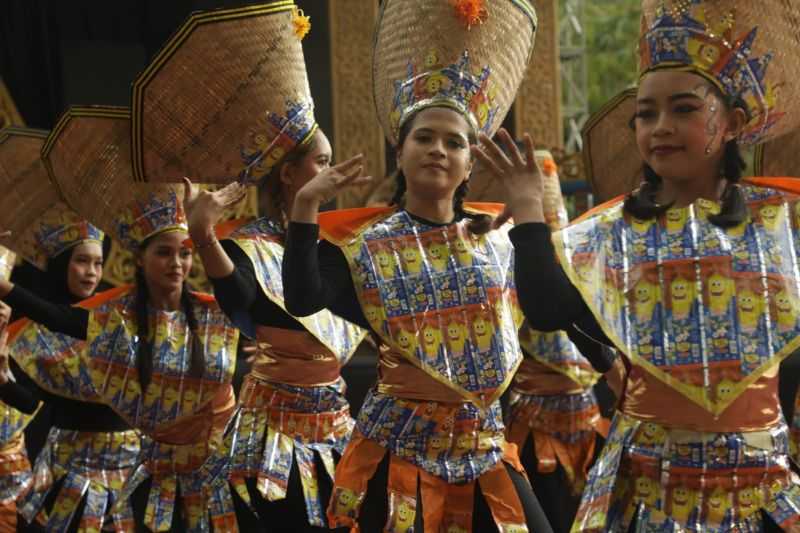 Meriah, Ribuan Peserta Ikuti Pawai Budaya Garis Imajiner