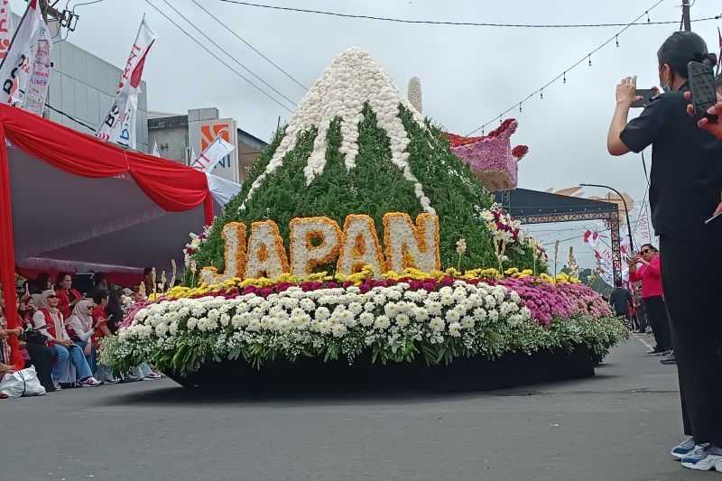 Meriah, Tiga Negara Ikut Parade Kendaraan Hias Festival Bunga Internasional