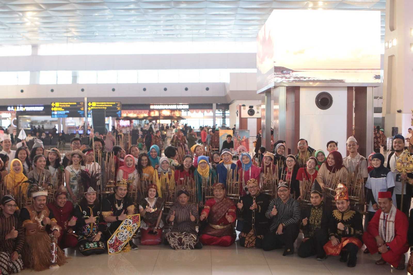 Meriahkan HUT, Bandara Soetta Gelar Flashmob Angklung