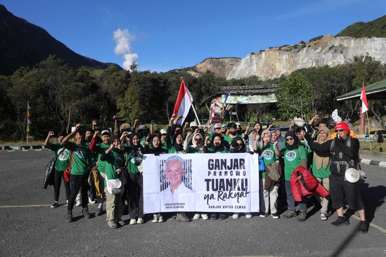 Meriahkan HUT Ke-78 RI, Komunitas Ojol Ganjar Gelar Apel Kemerdekaan di Gunung Papandayan 4