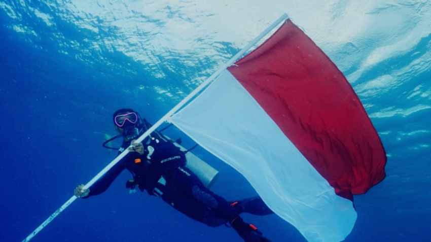 Meriahkan HUT ke-79 Kemerdekaan RI, Pertamina Gelar Pengibaran Bendera Bawah Laut hingga Pemberian Beasiswa