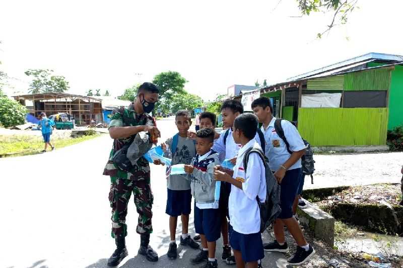 Meski Ada KKB Tembaki Pos Brimob di Papua, Anggota TNI Tetap Bagikan Masker ke Siswa Sekolah Mimika